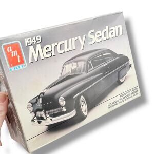 AMT/ERTL 1949 Mercury Sedan 1/25 scale plastic model kit vintage car